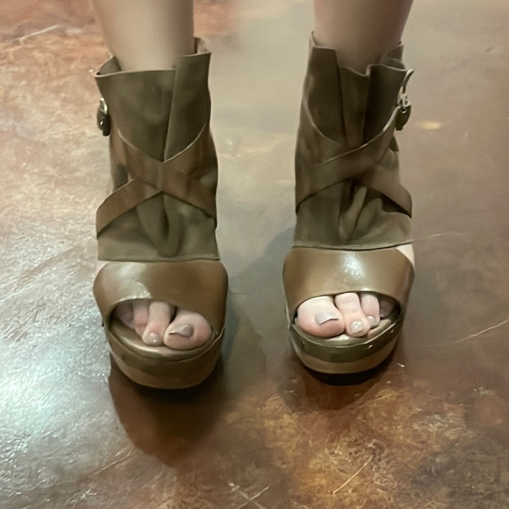 Brown antelope heel